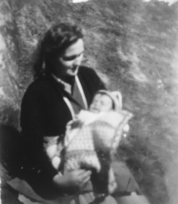 Ég í faðmi móður minnar sumarið 1957